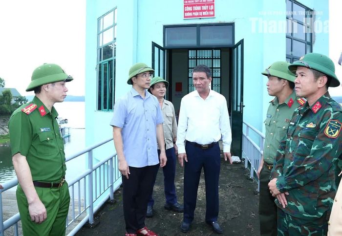 Phó Bí thư Thường trực Tỉnh ủy Nguyễn Hồng Phong kiểm tra công tác bảo đảm an toàn hồ chứa đối với hồ Sông Mực, xã Như Thanh.