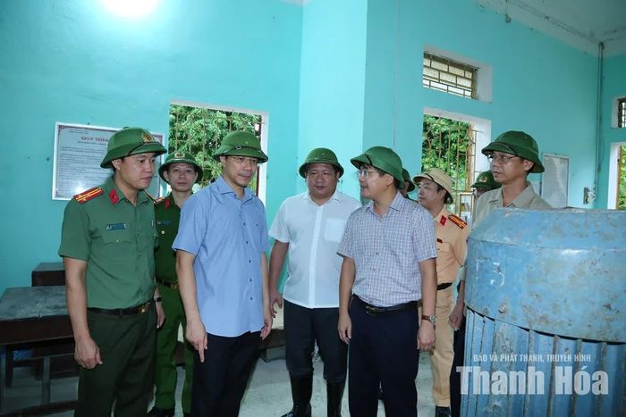 Phó Bí thư Thường trực Tỉnh ủy Nguyễn Hồng Phong kiểm tra khu vận hành tại Trạm bơm tiêu Đá Bàn, xã Trung Chính