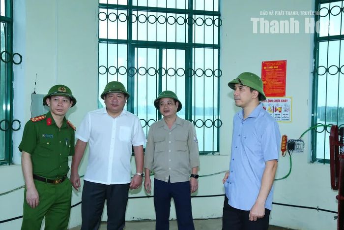 Phó Bí thư Thường trực Tỉnh ủy Nguyễn Hồng Phong kiểm tra khu vận hành tại hồ sông Mực, xã Như Thanh.