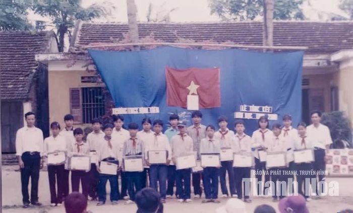 Nhà trường trao thưởng cho học sinh giỏi cấp huyện năm học 1999 - 2000 (Ảnh do nhà trường cung cấp)