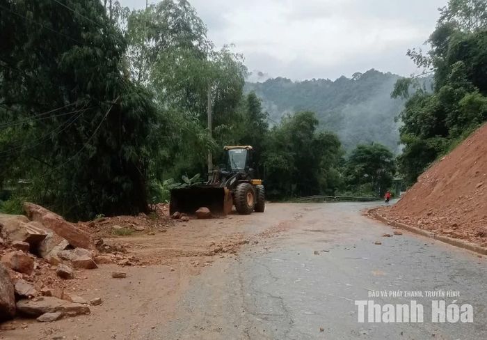 Các đơn vị quản lý đường bộ tích cực huy động nhân lực, máy móc xử lý sạt lở trên các tuyến giao thông.