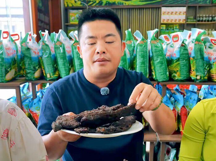 Hải Sapa trong một lần quảng cáo về sản phẩm thịt trâu gác bếp. Ảnh cắt từ clip.
