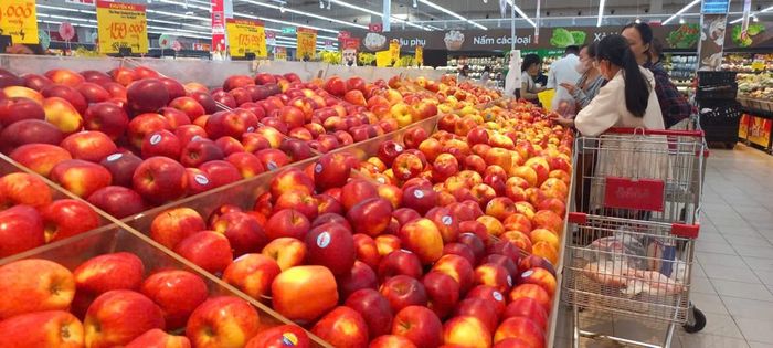 Người tiêu dùng lựa chọn thực phẩm. Ảnh: Thu Hằng.