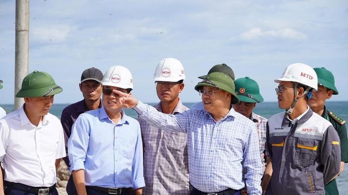 Phó Chủ tịch UBND tỉnh Quảng Trị Lê Đức Tiến kiểm tra dự án. Ảnh: Trường Nhật