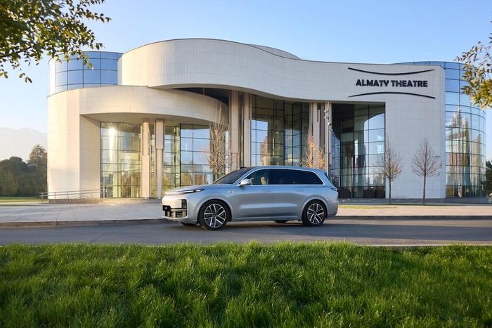 Mẫu Li Auto L9 trước Nhà hát Almaty ở Kazakhstan. Ảnh: Li Auto.