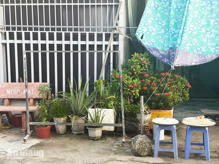 Không chỉ trồng cây, một số hộ dân còn tận dụng mặt đường hẻm để phơi cơm khô, nông sản, đồ dùng sinh hoạt. Ảnh: TƯƠNG VI