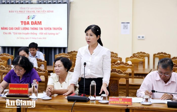 Lãnh đạo Trung tâm Dịch vụ tổng hợp phường Long Xuyên phát biểu về công tác phối hợp, tuyên truyền.