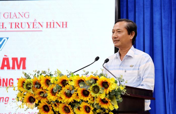 Bí thư Đảng ủy, Giám đốc Báo và phát thanh, truyền hình An Giang phát biểu khai mạc tọa đàm.
