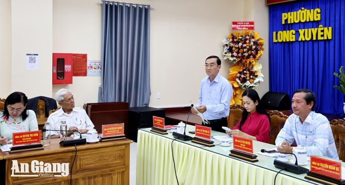 Phó Giám đốc Báo và phát thanh, truyền hình An Giang Đỗ Quốc Bửu phát biểu tại buổi tọa đàm.