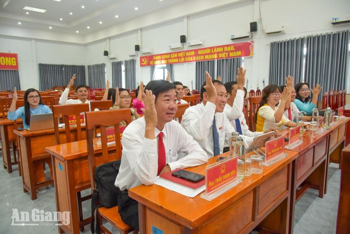 Đại biểu HĐND xã biểu quyết tại kỳ họp.