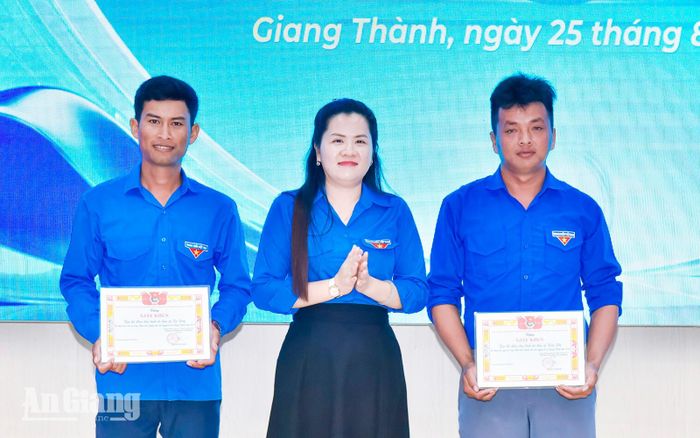 Đại diện các tập thể được khen thưởng.