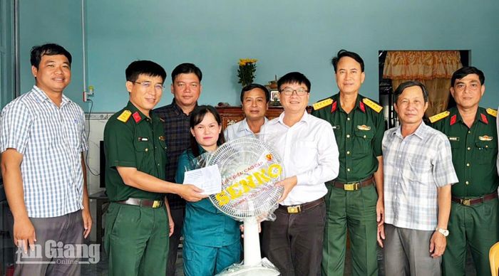 Bàn giao nhà Đại đoàn kết cho gia đình bà Khưu Thị Mọi.