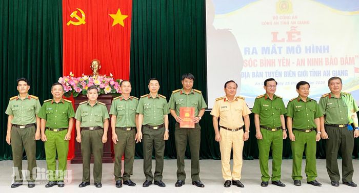 Trao quyết định ra mắt mô hình “Phum sóc bình yên - An ninh bảo đảm”.