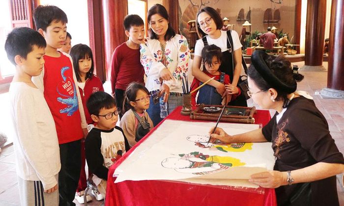  Du khách trải nghiệm tại Trung tâm Bảo tồn tranh dân gian Đông Hồ. 