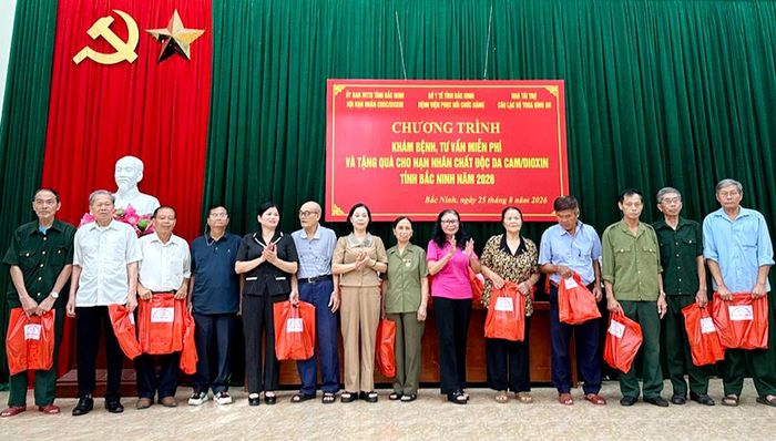 Lãnh đạo Hội Nạn nhân chất độc da cam tỉnh, Bệnh viện Phục hồi chức năng tỉnh, Câu lạc bộ Yoga Bình An trao quà cho nạn nhân chất độc da cam.