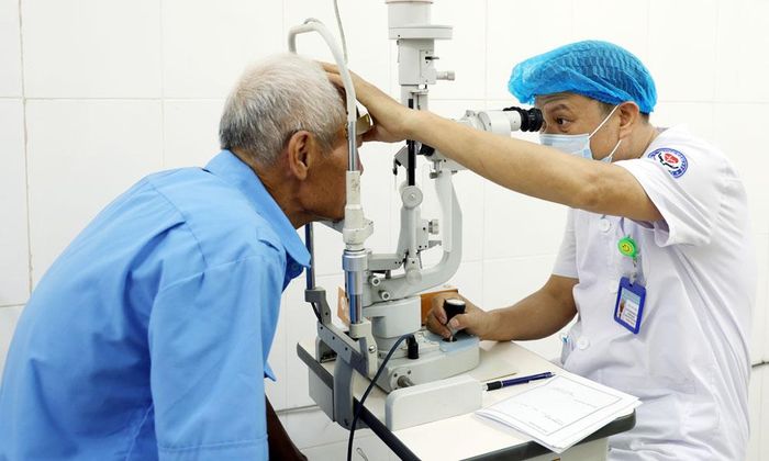  Bác sĩ Bệnh viện Đa khoa Quế Võ khám mắt cho người bệnh. 