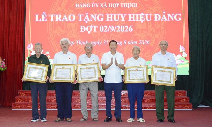  Đồng chí Nguyễn Văn Khanh, Bí thư Đảng ủy, Chủ tịch HĐND xã Hợp Thịnh trao tặng Huy hiệu 60 năm tuổi Đảng cho các đảng viên.  