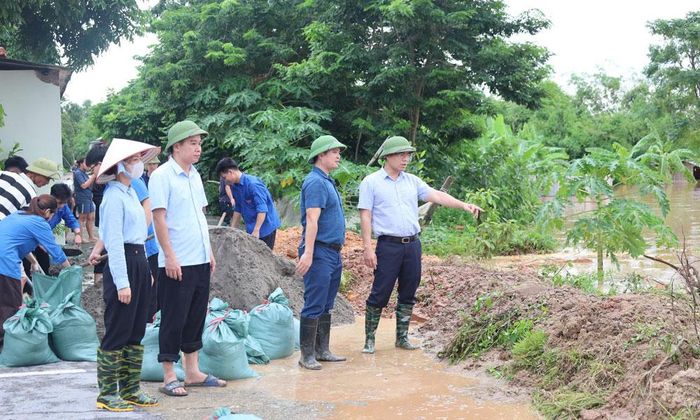  Lãnh đạo phường Tân An trực tiếp chỉ đạo công tác khắc phục sự cố do mưa lũ. 
