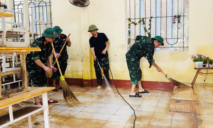  Cán bộ, chiến sĩ Trung đoàn 421 hỗ trợ các trường học tại Lục Nam vệ sinh môi trường sau mưa lũ. 