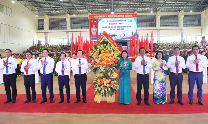 Các đồng chí lãnh đạo tỉnh và các sở, ngành tặng hoa chúc mừng Đại hội.