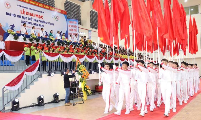 Khối Hồng kỳ diễu hành qua lễ đài.