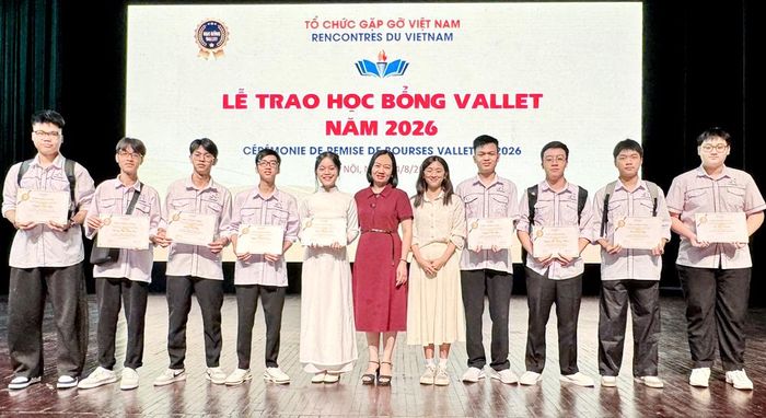  Các nhà giáo và học sinh Trường Trung học phổ thông Chuyên Bắc Ninh tham dự chương trình trao học bổng Vallet năm 2026. 