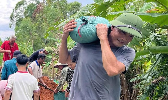  Tại xã Tiên Lục, chiều tối ngày 24/8, nước sông Thương dâng cao tràn qua một số cánh đồng và tuyến đường liên thôn, xã. Xã huy động các lực lượng cùng Nhân dân đắp đất bảo vệ vùng sản xuất. 