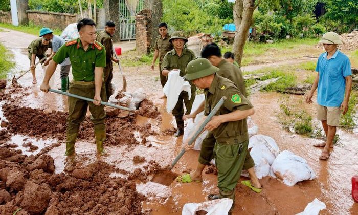  Tại xã Tân Yên có khoảng 105 ha lúa, 25 ha hoa màu và 30 ha thủy sản bị ảnh hưởng. Trong sáng nay, địa phương huy động lực lượng, phương tiện khẩn trương gia cố một số tuyến đường nội đồng bị tràn để ngăn nước lũ không tràn vào vùng sản xuất lúa và hoa màu. (Ảnh chụp tại thôn Việt Lập). 