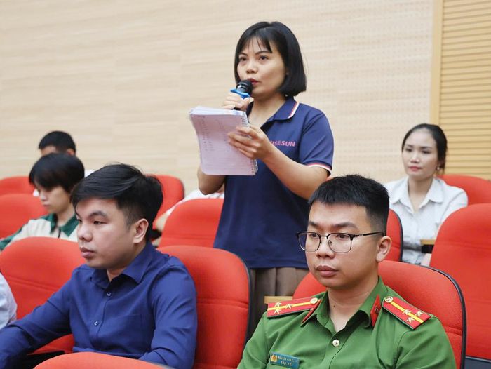 Đại diện doanh nghiệp có mặt tại hội nghị trao đổi một số nội dung liên quan.