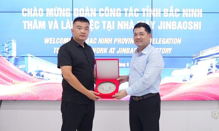  Bí thư Tỉnh ủy Nguyễn Hồng Thái trao tặng lãnh đạo Tập đoàn Jinbaoshi đĩa bạc biểu trưng 8 di sản văn hóa được UNESCO ghi danh của tỉnh Bắc Ninh. 