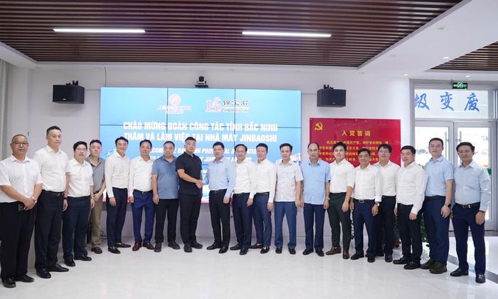  Đoàn công tác tỉnh Bắc Ninh chụp ảnh lưu niệm cùng lãnh đạo Tập đoàn Jinbaoshi và Tập đoàn AMACCAO tại buổi làm việc. 