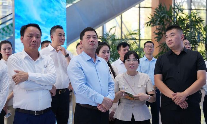  Bí thư Tỉnh ủy Nguyễn Hồng Thái trao đổi với lãnh đạo Tập đoàn Jinbaoshi và AMACCAO về công nghệ xử lý chất thải và khả năng hợp tác, đầu tư tại Bắc Ninh. 