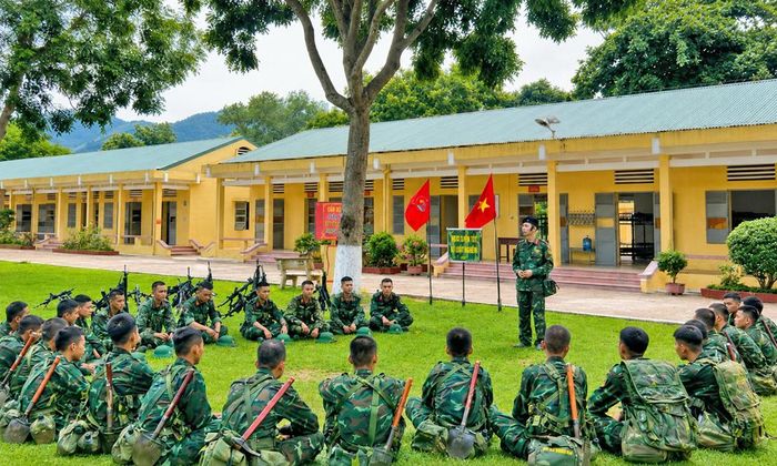 Hệ thống điện tử phục vụ MC cho chương trình giao lưu "Nụ cười chiến sĩ" ngoài thao trường được ứng dụng hiệu quả.
