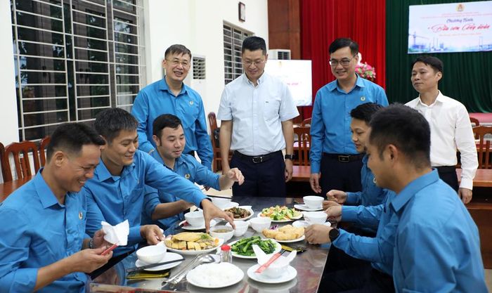  Các đại biểu động viên công nhân lao động tại chương trình "Bữa cơm Công đoàn". 