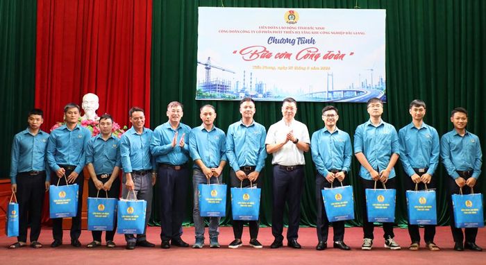  Các đồng chí Trần Huy Phương, Thạch Văn Chung trao quà cho đoàn viên, người lao động. 