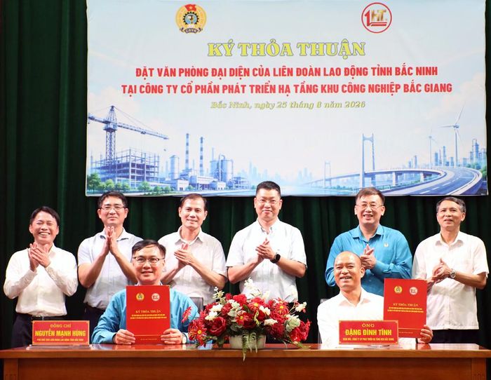  Đồng chí Trần Huy Phương và các đại biểu chứng kiến việc ký thỏa thuận đặt Văn phòng số 3 giữa Liên đoàn Lao động tỉnh và Công ty cổ phần Phát triển hạ tầng Khu công nghiệp Bắc Giang.  
