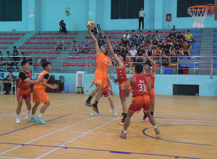 Các trận tranh tài tại giải diễn ra hấp dẫn. Ảnh: NGUYÊN KHANG
