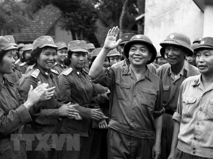 Đại tướng Võ Nguyên Giáp thăm các đơn vị nữ thông tin và nữ quân y đã tham gia Lễ duyệt binh ngày 1/5/1973. Ảnh: TTXVN