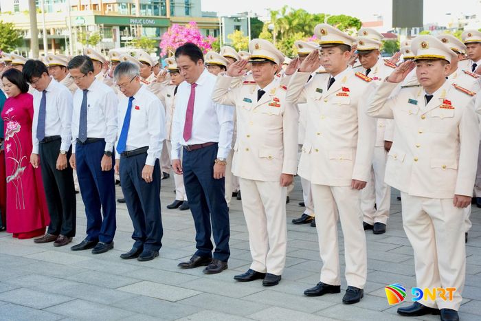 Phó Bí thư Thường trực Thành ủy Nguyễn Khắc Toàn (thứ 4 từ phải sang) cùng các đại biểu dành phút mặc niệm tưởng nhớ các anh hùng liệt sĩ. Ảnh: T.CÔNG