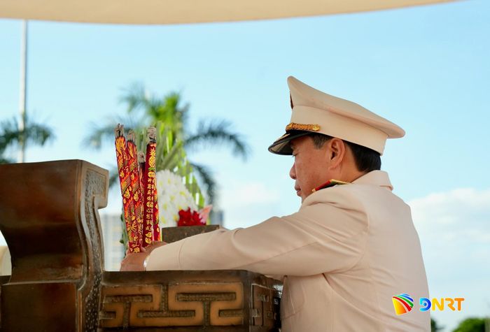 Thiếu tướng Nguyễn Hữu Hợp, Giám đốc Công an thành phố Đà Nẵng dâng hương. Ảnh: T.CÔNG