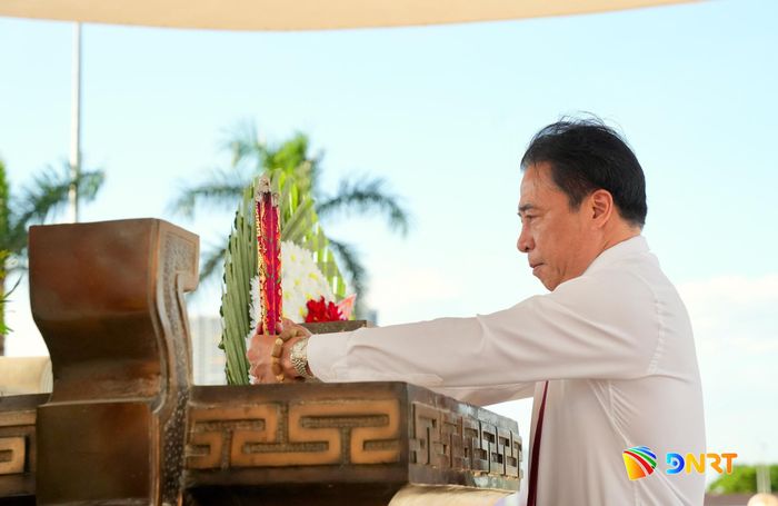 Phó Bí thư Thường trực Thành ủy Nguyễn Khắc Toàn dâng hương. Ảnh: T.CÔNG