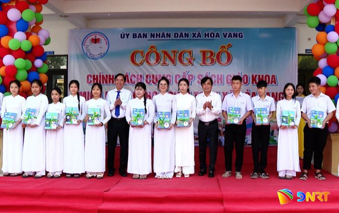 UBND xã Hòa Vang cung cấp sách giáo khoa miễn phí cho học sinh. Ảnh: NGỌC HÀ