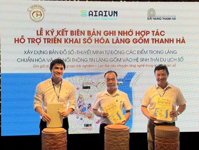 Đại diện chính quyền địa phương, doanh nghiệp và Công viên bảo tàng đất nung Thanh Hà ký kết biên bản ghi nhớ hợp tác triển khai số hóa Làng gốm Thanh Hà. Ảnh: QUỐC TUẤN