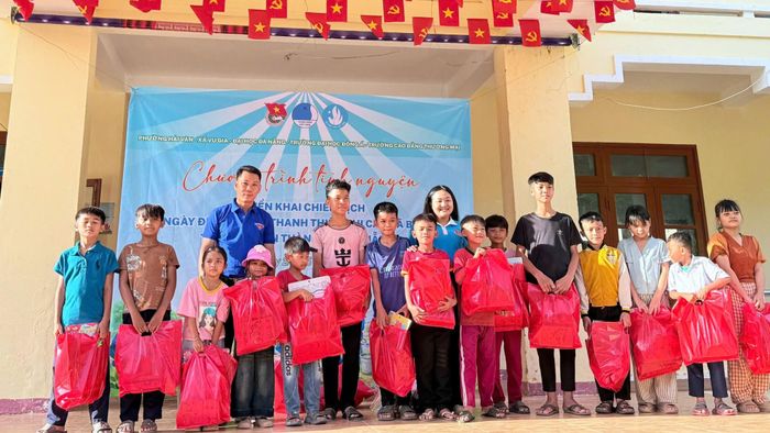 Tặng quà cho học sinh xã Tây Giang. Ảnh: Đoàn phường Hải Vân