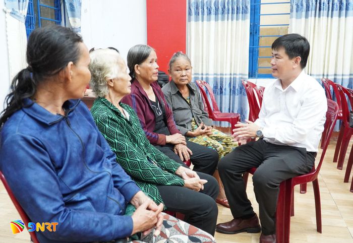 Bí thư Đảng ủy xã Hiệp Đức Lê Quang Quỳnh trao đổi, nắm bắt tình hình cuộc sống người dân thôn Hiệp Thuận. Ảnh: N. ĐOAN