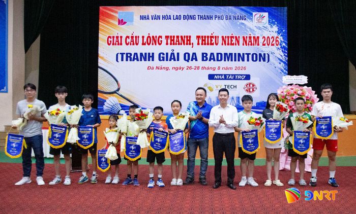 Ban tổ chức trao hoa và cờ lưu niệm cho các đội tham dự giải. Ảnh: BẢO LÂM