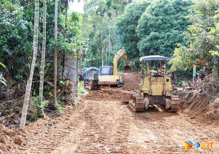Người dân xã Sơn Cẩm Hà đồng thuận hiến đất, vật kiến trúc tạo thuận lợi trong giải phóng mặt bằng, thực hiện dự án. Ảnh: HỒ QUÂN