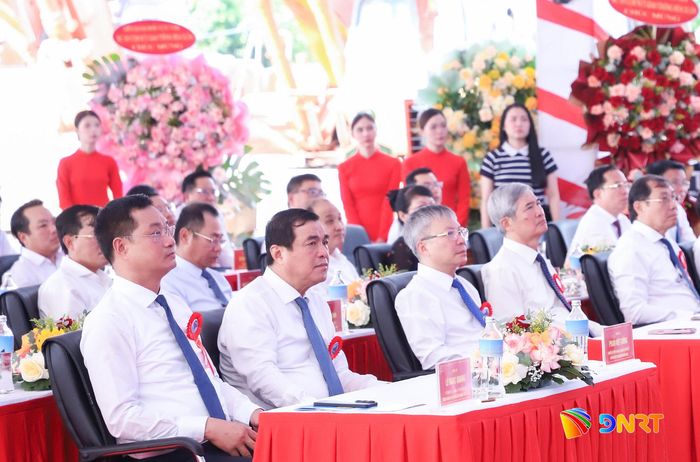 Bí thư Thành ủy Lê Ngọc Quang (bên trái), Chủ tịch HĐND thành phố Nguyễn Đức Dũng (thứ 3, bên trái sang) cùng các đại biểu dự lễ khởi công. Ảnh: NGỌC PHÚ