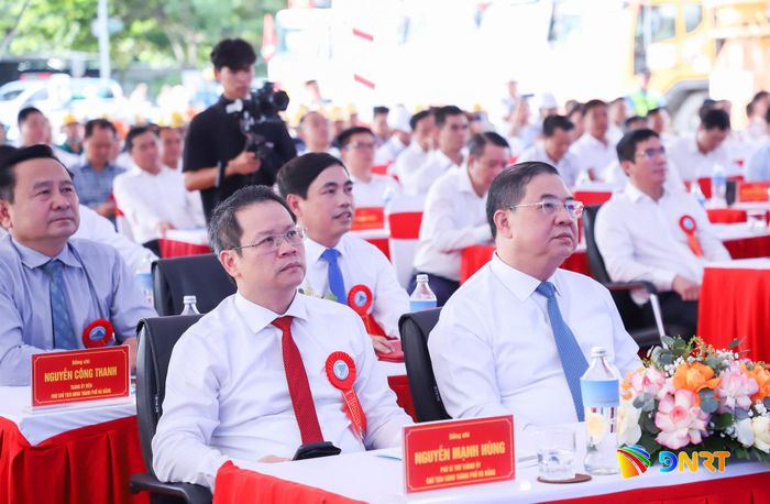 Phó Thủ tướng Thường trực Chính phủ Phạm Gia Túc (bên phải) và Chủ tịch UBND thành phố Nguyễn Mạnh Hùng (bên trái) dự lễ khởi công. Ảnh: NGỌC PHÚ