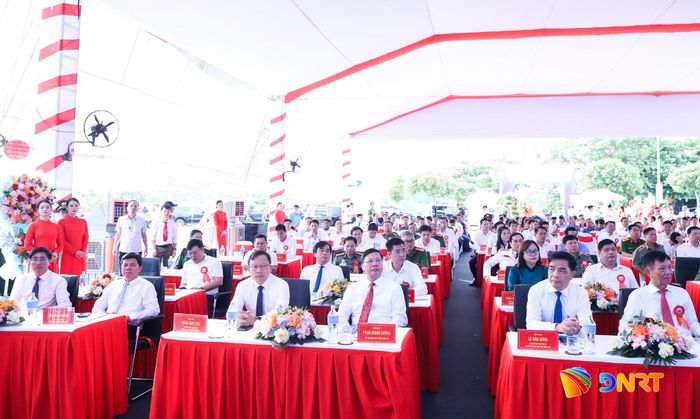 Các đại biểu dự lễ khởi công. Ảnh: NGỌC PHÚ